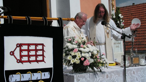 V obci Březské žehnali novému vyšívanému znaku