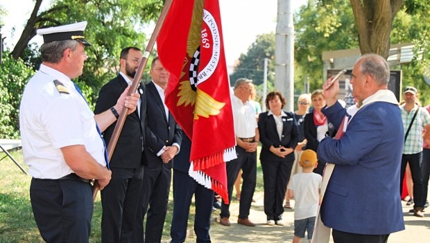 Dopravní podnik města Brna představil nový vyšívaný prapor, kterému požehnal Monsignore Václav Slouk .