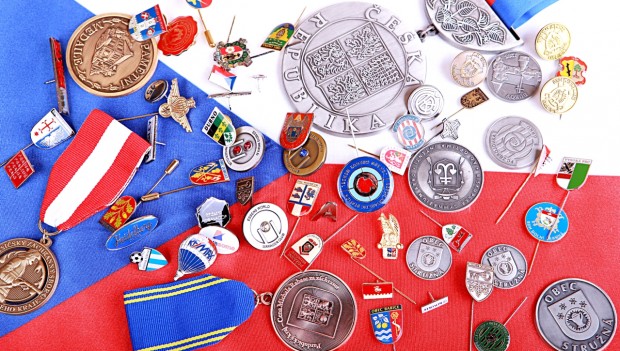 Mince, medaile, vyznamenání, klíčenky pro instituce