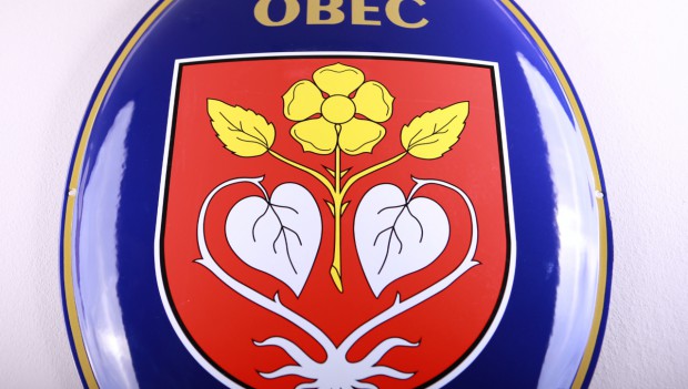 Smaltované ovály se znakem a názvem obce, města, městysu